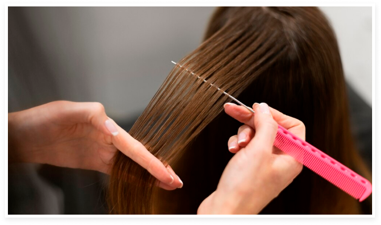 Mujer observando el crecimiento del cabello de otra persona