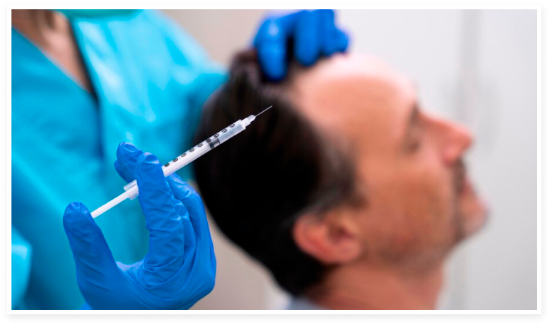 Médico aplicando dutasteride subcutáneo
